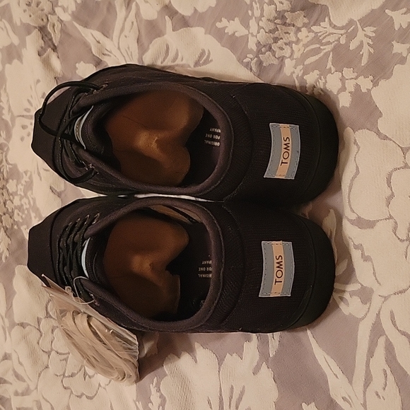 Toms - Picture 2 of 6